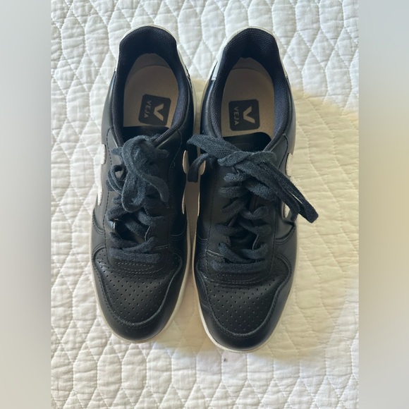 V-10 VEJA Black/White leather sneakers - Picture 5 of 9